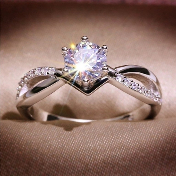 Luxury Women's Fashion Ring - Picture 2 of 5